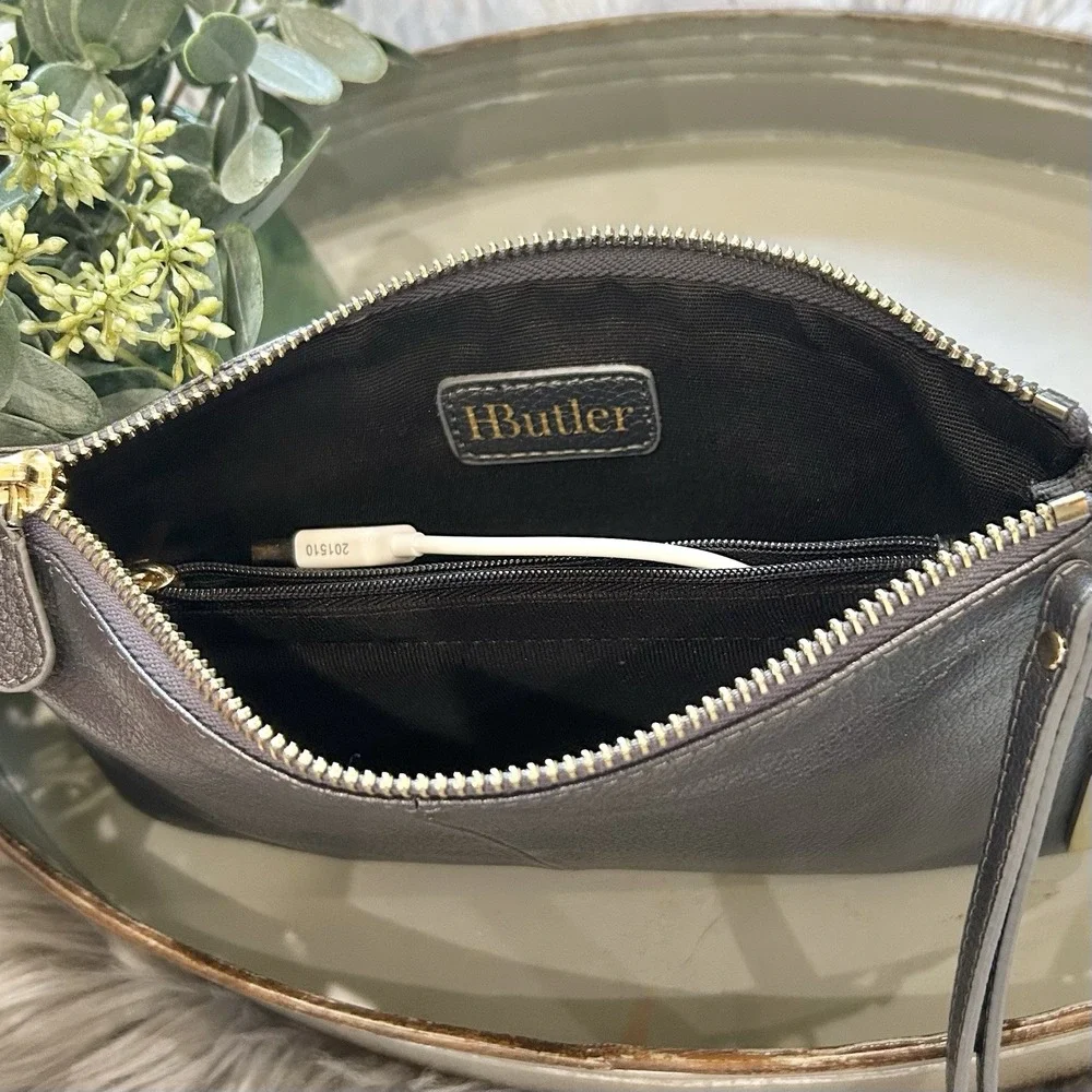 HButler‎ Mighty Purse Leather Wristlet With Built-in Phone Charger Silver
